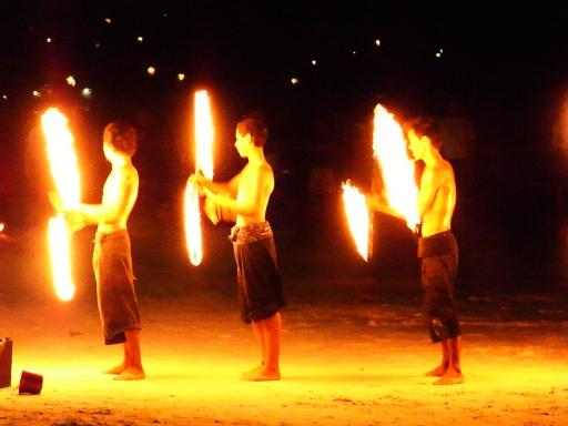 Vuurspektakel op het strand.