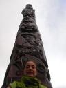 Evie aan een Maori totempaal.