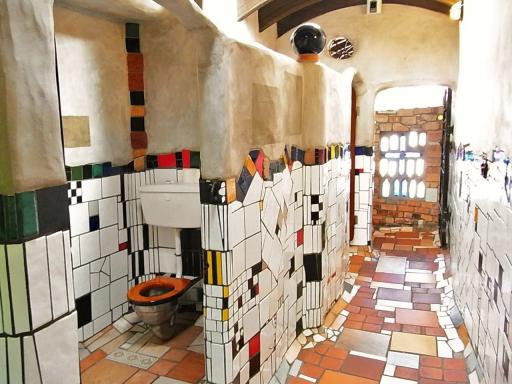 Wc van Hundertwasser.