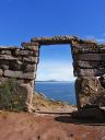 Een Inca-doorgang met zicht op Titicaca.