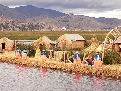 Aankomst aan de drijvende eilanden van de Uros.