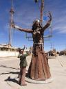 Vreemde vrouwensculptuur in Uyuni dorp.