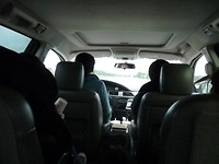 In de auto