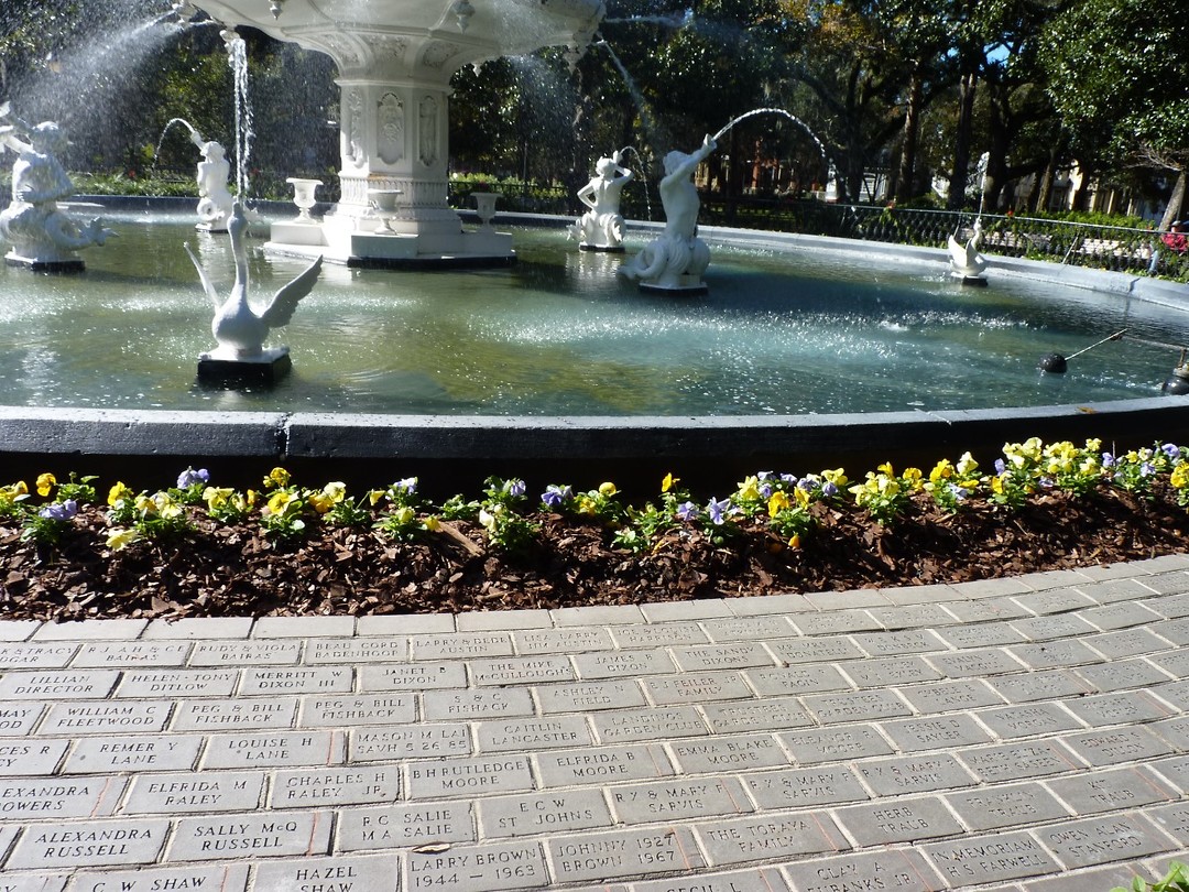 stenen rond fontein