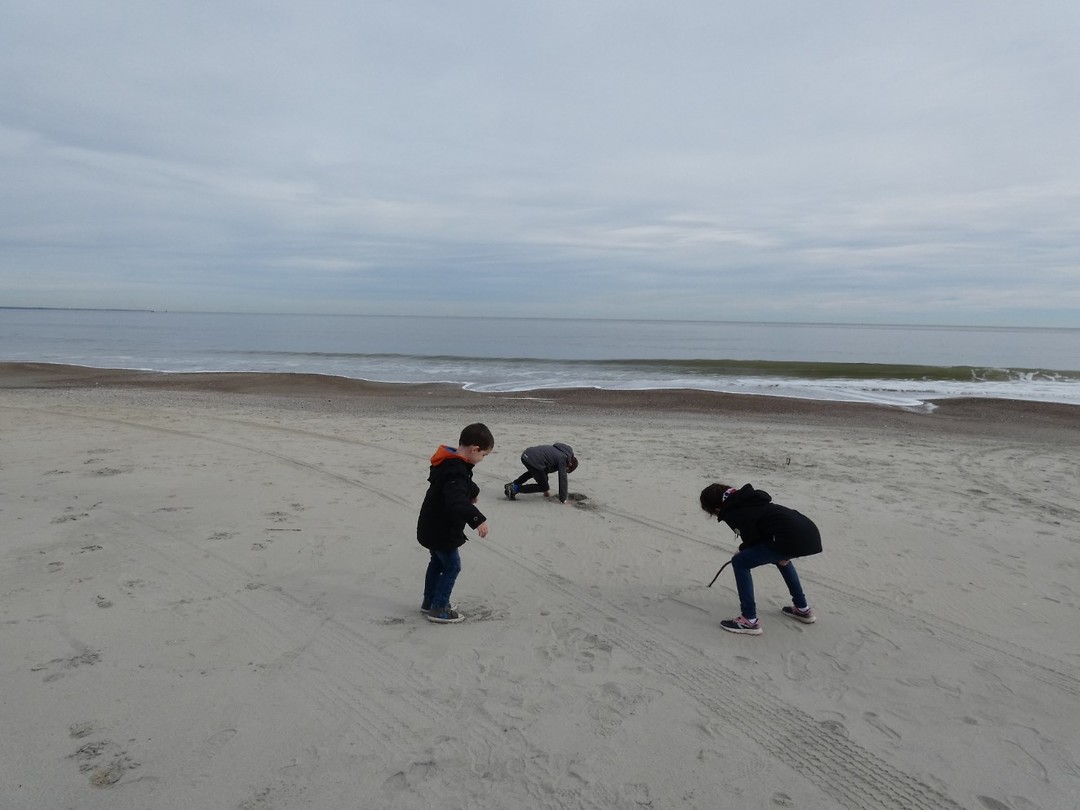 op het strand