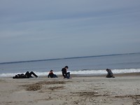 op het strand