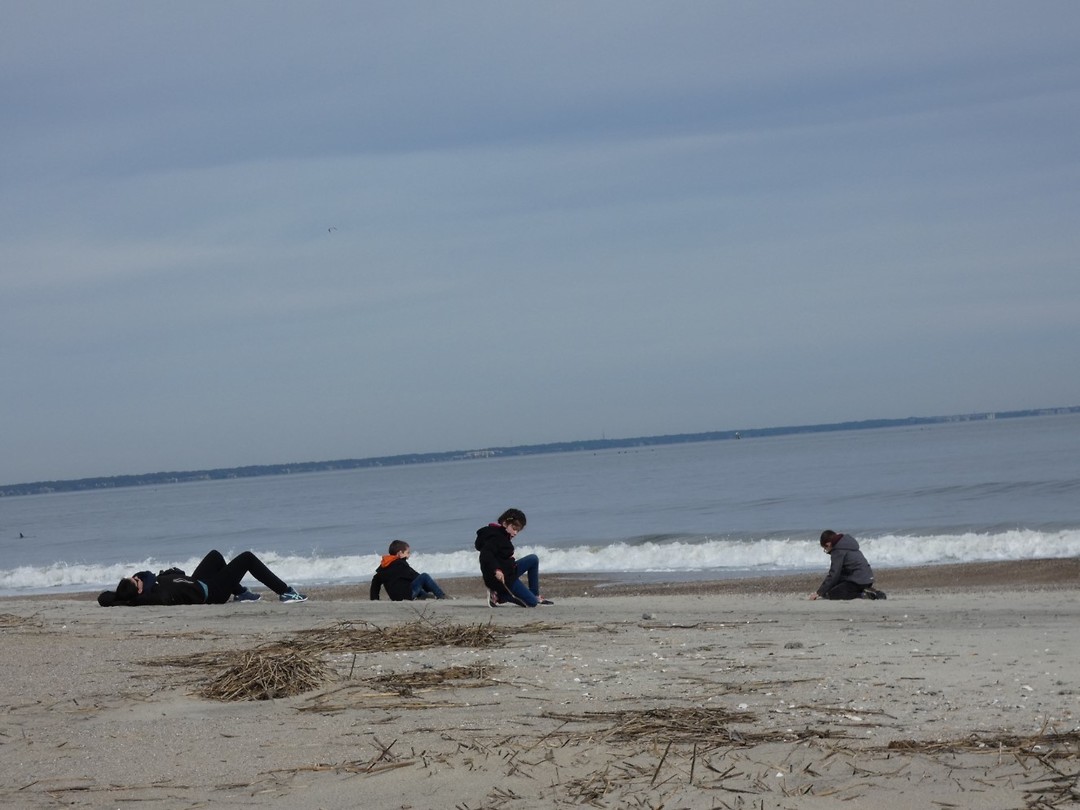 op het strand