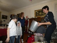 Moeke krijgt een cadeau van haar 2 petekinderen