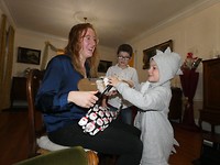Rani kan ook goed cadeautjes uitpakken