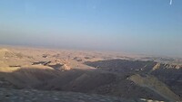Gevarieerd landschap vanuit bus.