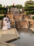 waterfal met bruidspaar