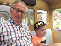 Met opa in het treintje