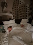 Roswitha en Mikayla slapen