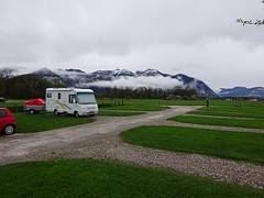 Vanmorgen, blik op de besneeuwde bergen
