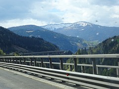 Rustige weg door de hoge bergen