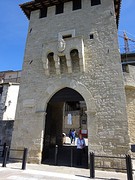 Na drie liften de poort door, het stadje in
