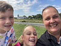 Onderweg met trekker op achtergrond