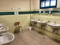 Toilet gebouw afgetaped