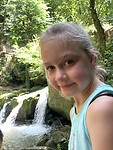 Marije bij waterval