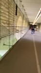 Onder een brug door lopen