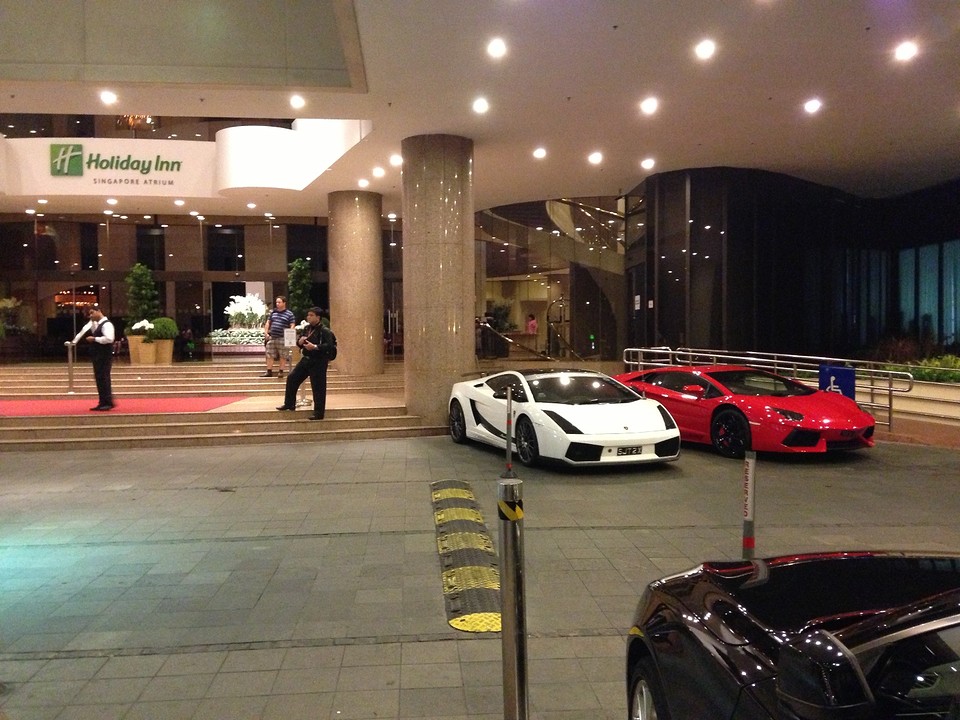 Holiday Inn Atrium - Dure auto's
