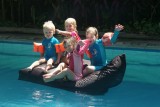 Rumah Kita - Jesse, Lena, Max en Elise in zwembad vakantiehuis