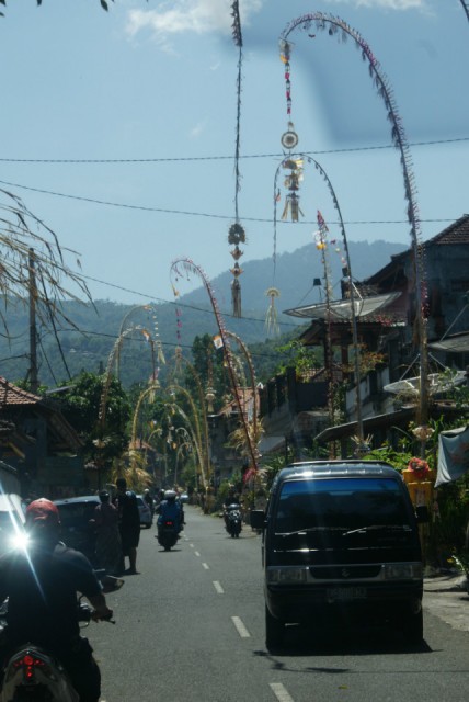 Bali - Versierde bamboestokken