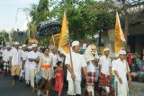 Bali - Processie onderweg