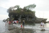 Tanah Lot Temple - Door het water naar de tempel