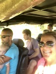 Met z’n allen in de jeep op safari!