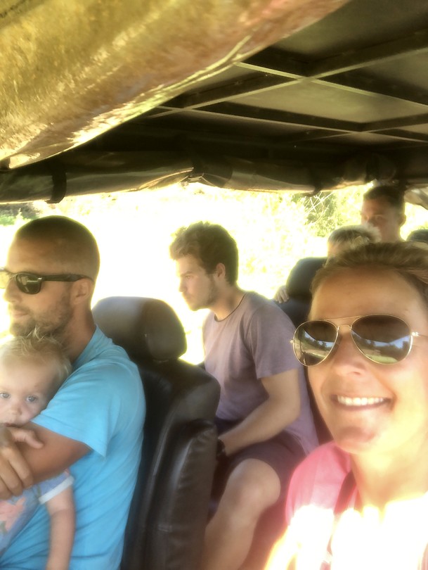 Met z’n allen in de jeep op safari!