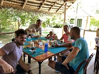 Na de vroege safari tocht->ontbijt-lunch met Koen en Luuk!