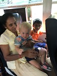 Met de bus,bij iedereen op schoot!