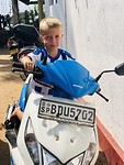 Op de scooter bij Nesanthi en Sarah