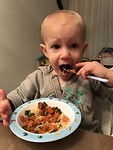 Jammie, noodles eten. Alles zelf doen!