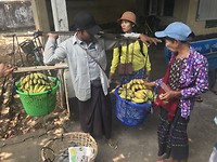 Bananenverkoper bij een treinstation