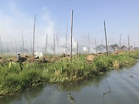 Boeren aan het werk op hun drijvende tuinen