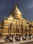 We starten in Bagan met een bezoek aan de Shwezigon Pagoda, het kleine zusje van de pagode in Yangon