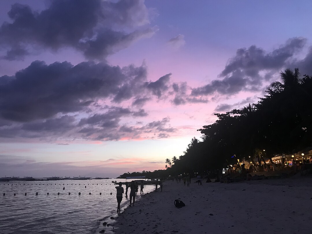 Paarse luchten boven Alona Beach