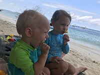 Ananas snoepen op het strand