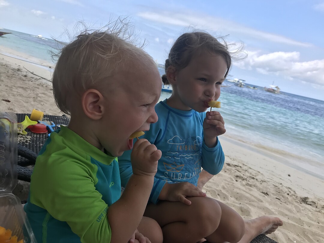 Ananas snoepen op het strand