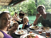 Eet smakelijk bij de Loboc River Lunch