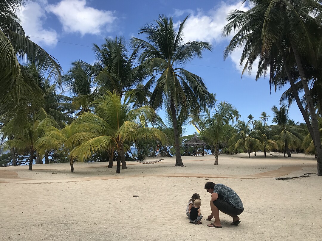 Slakjes zoeken op het strand van Siquijor