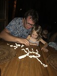 Figuren maken met stenen, schelpen en koraal
