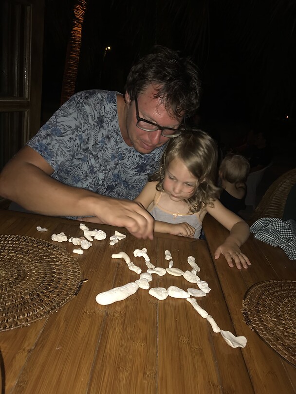 Figuren maken met stenen, schelpen en koraal