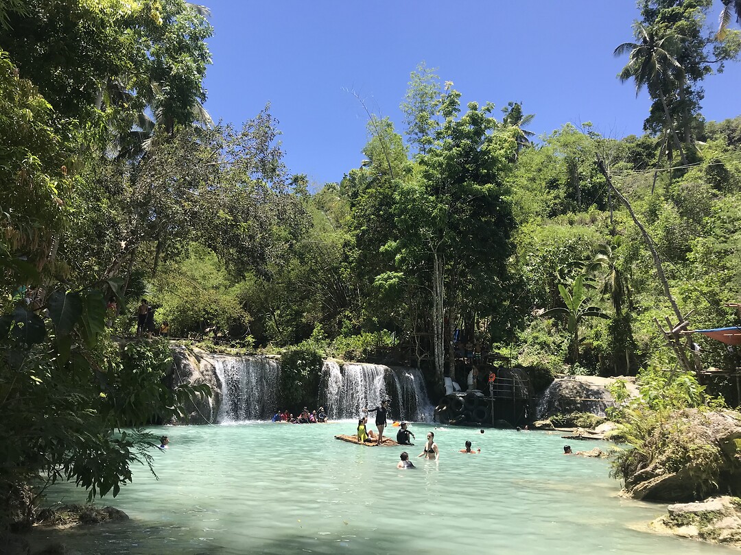 De prachtige, blauwgroene Cambugahay Falls