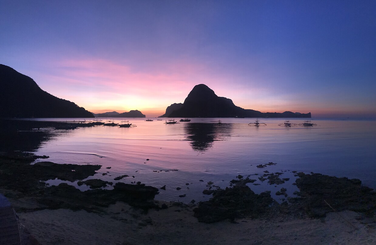 Een zonsondergang met alle kleuren van de regenboog