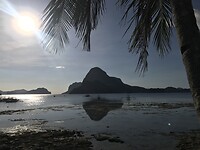 Prachtige spiegeling van Cadlao Island bij eb