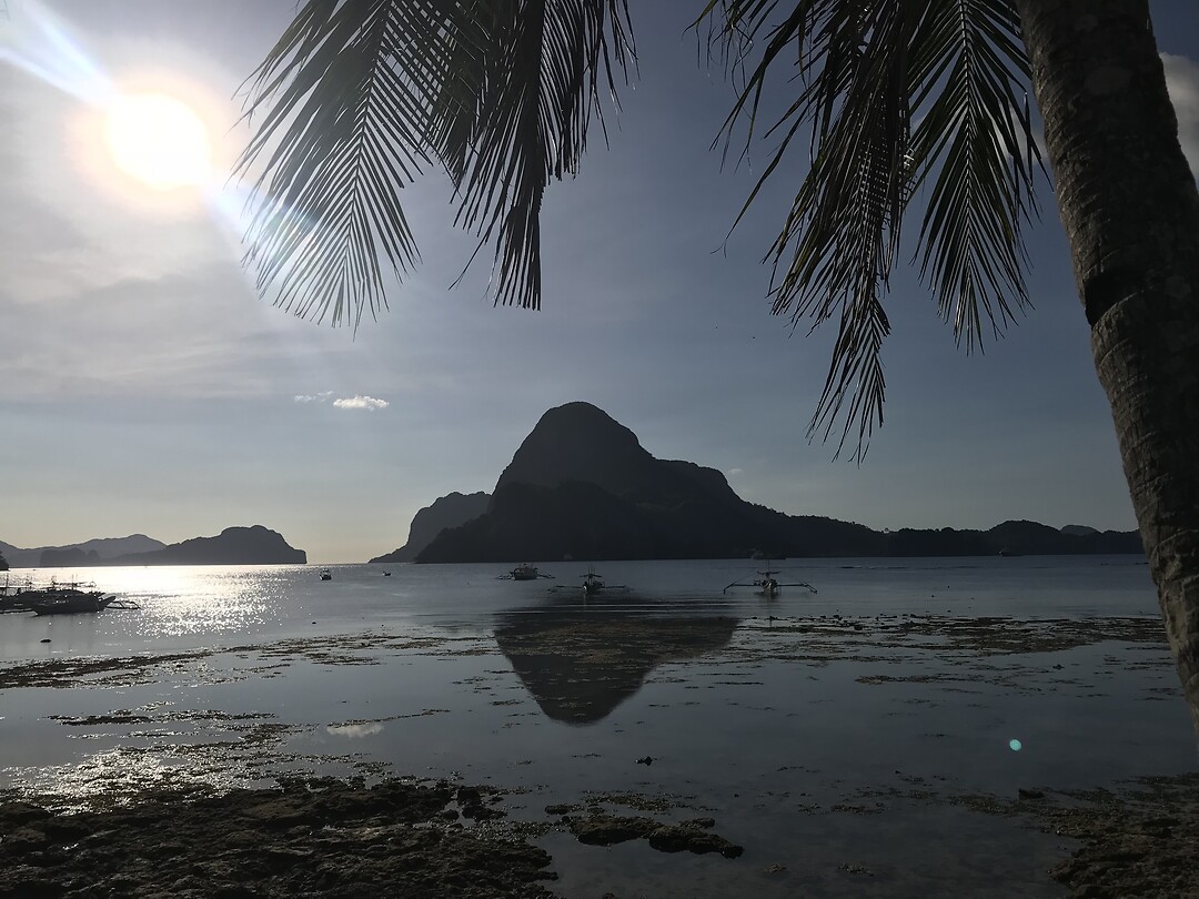 Prachtige spiegeling van Cadlao Island bij eb