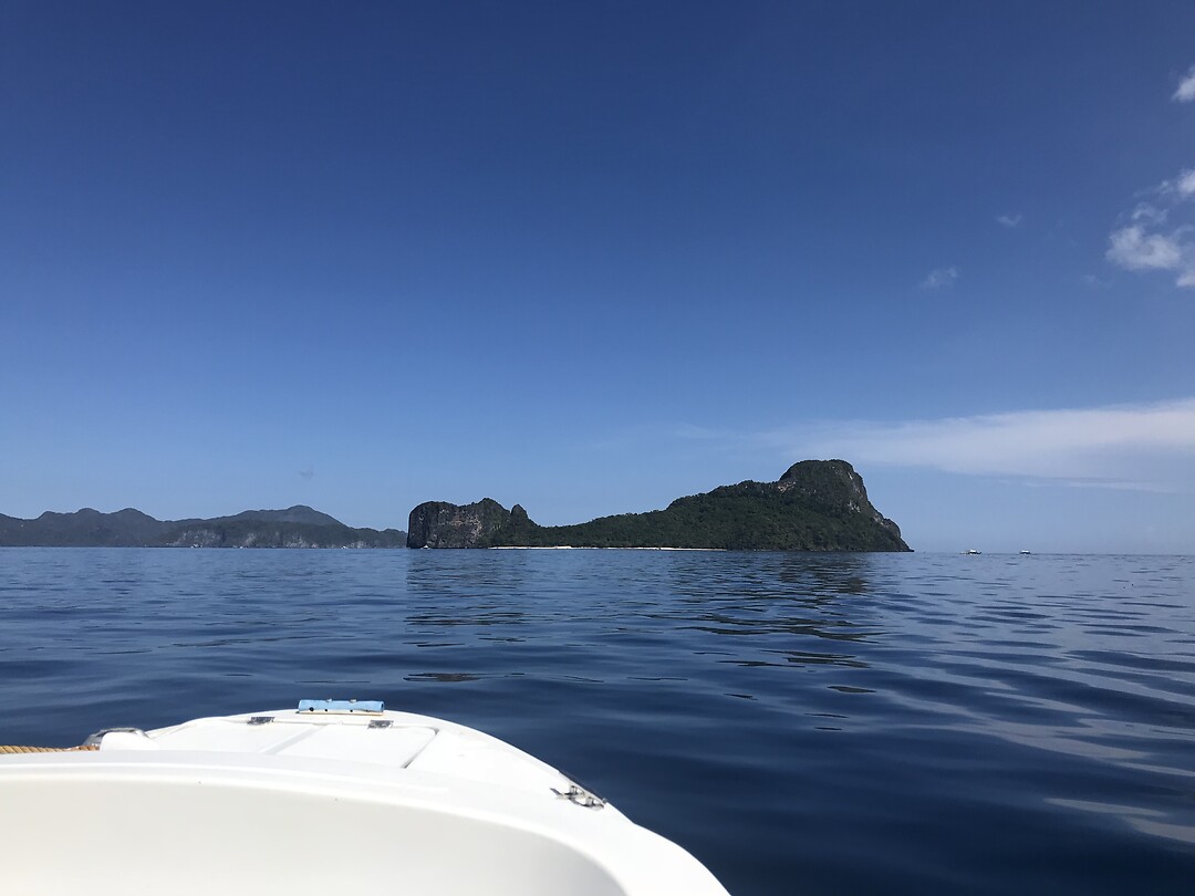Helicopter Island dankt zijn bijnaam aan zijn vorm